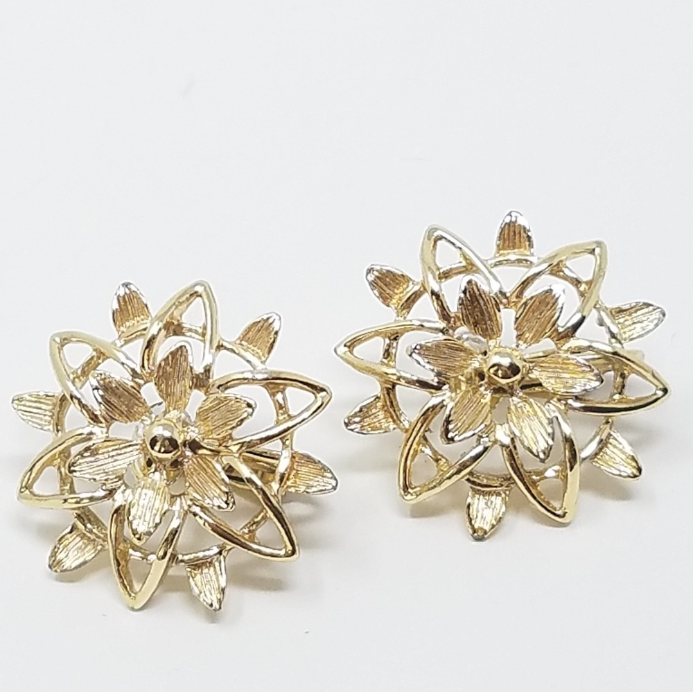 vintage Sarah Coventry clip on earring flower